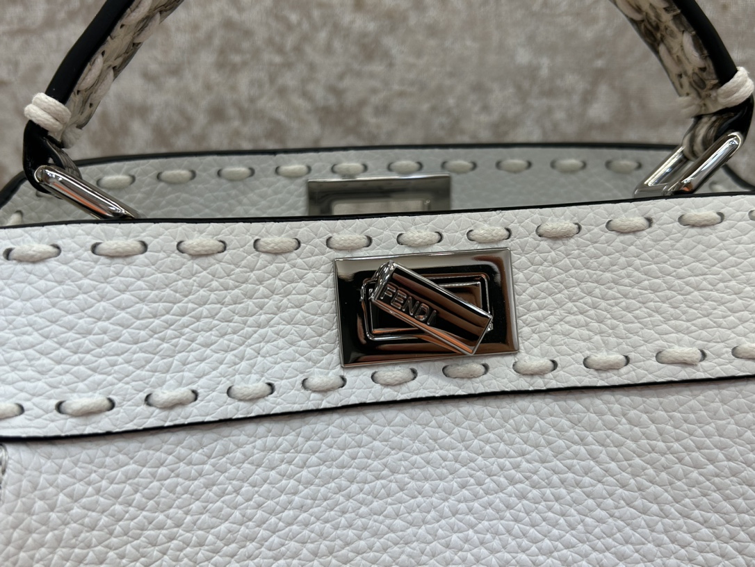 [TOP] FENDI Peekaboo ISeeU Handbag Lychee Pattern - White