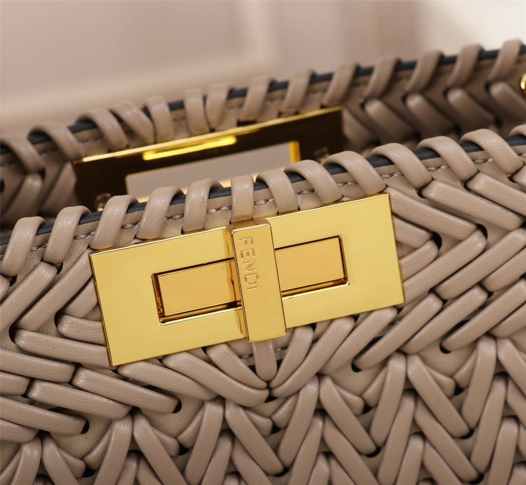 [TOP] FENDI Peekaboo ISeeU Handbag - Brown