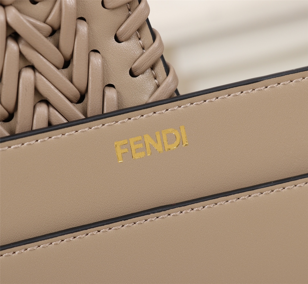 [TOP] FENDI Peekaboo ISeeU Handbag - Brown