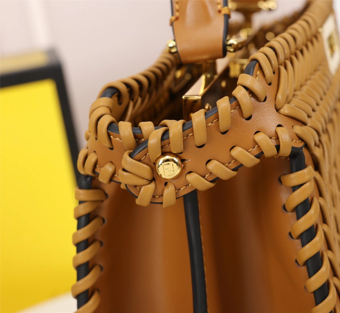 [TOP] FENDI Peekaboo ISeeU Handbag - Brown