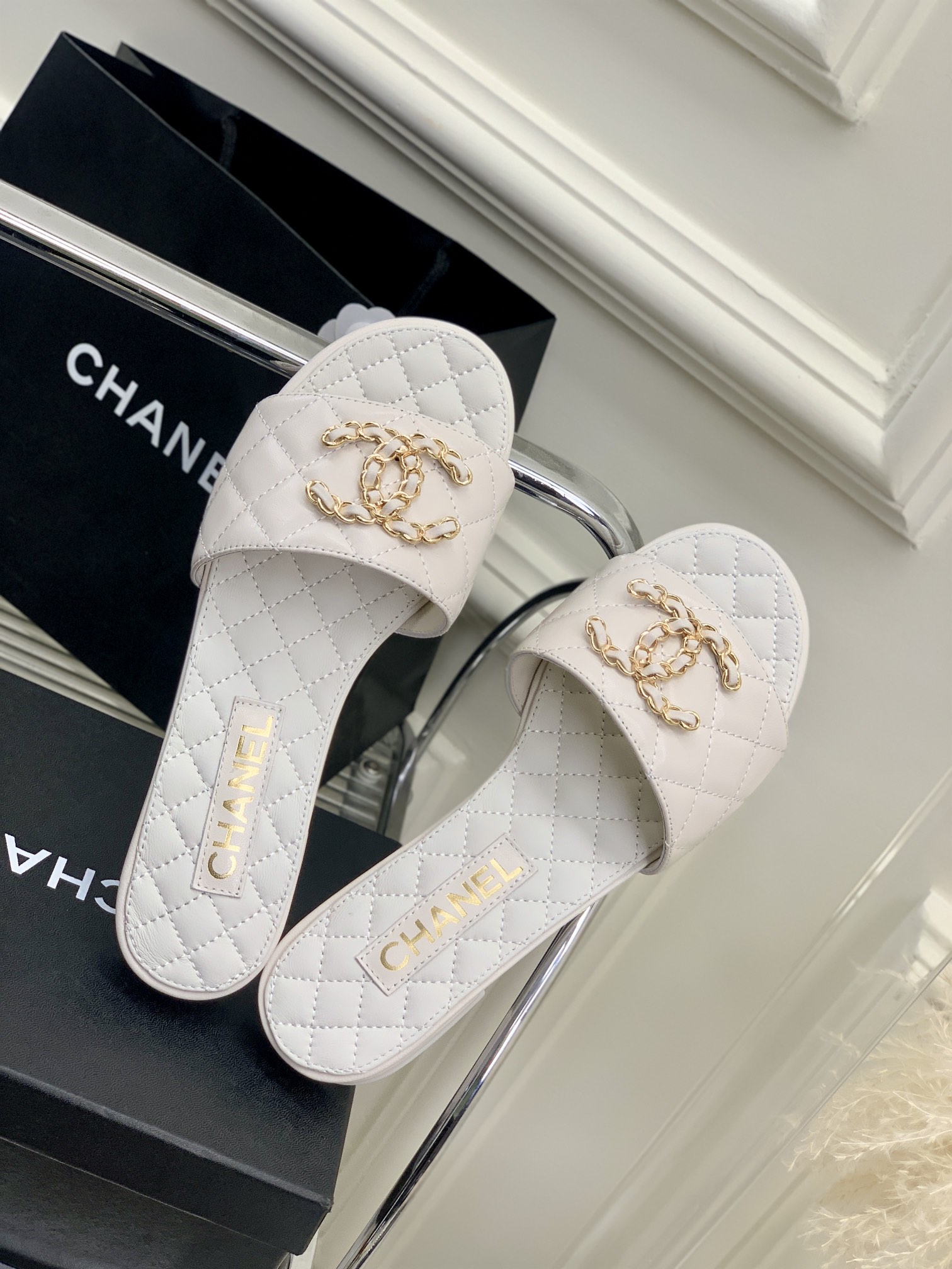 [TOP] CHANEL Sheepskin Lozenge Slippers - 3 Color