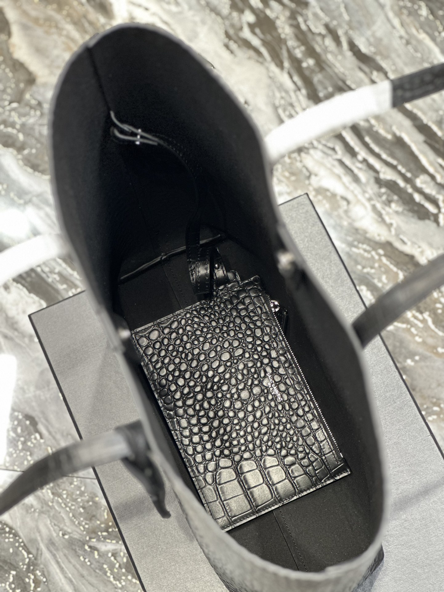 [TOP] Yves Saint Laurent YSL Crocodile Pattern Shopping Tote Bag - North-South - Black