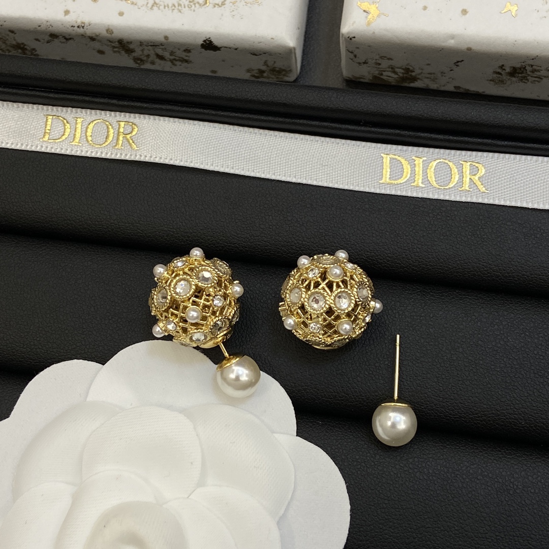 [TOP] Christian Dior Pearl Earrings - Gold