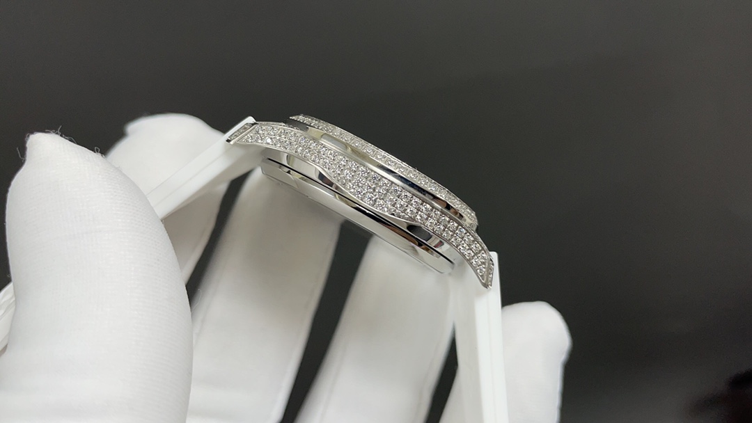 [TOP] Patek Philippe AQUANAUT Women's 35.6mm Watch - White with Silver