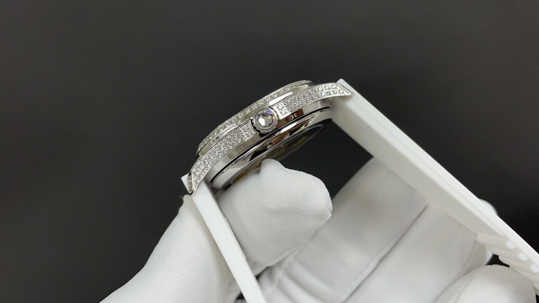 [TOP] Patek Philippe AQUANAUT Women's 35.6mm Watch - White with Silver