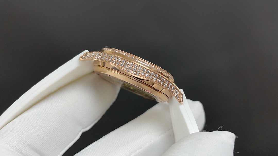 [TOP] Patek Philippe AQUANAUT Women's 35.6mm Watch - White with Gold