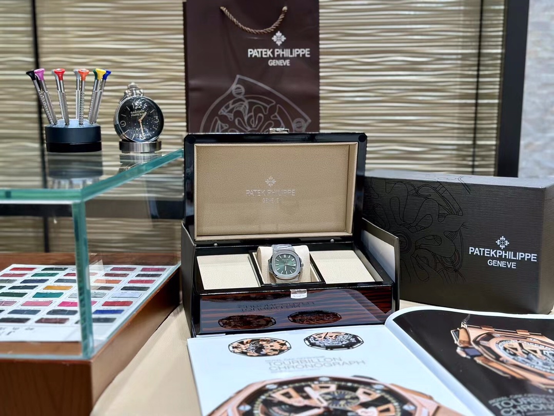 [TOP] Patek Philippe Nautilus 40mm Watch - Dark Green