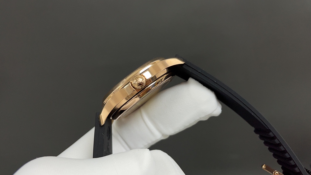 [TOP] Patek Philippe AQUANAUT Women's 35.6mm Watch - Black with Gold