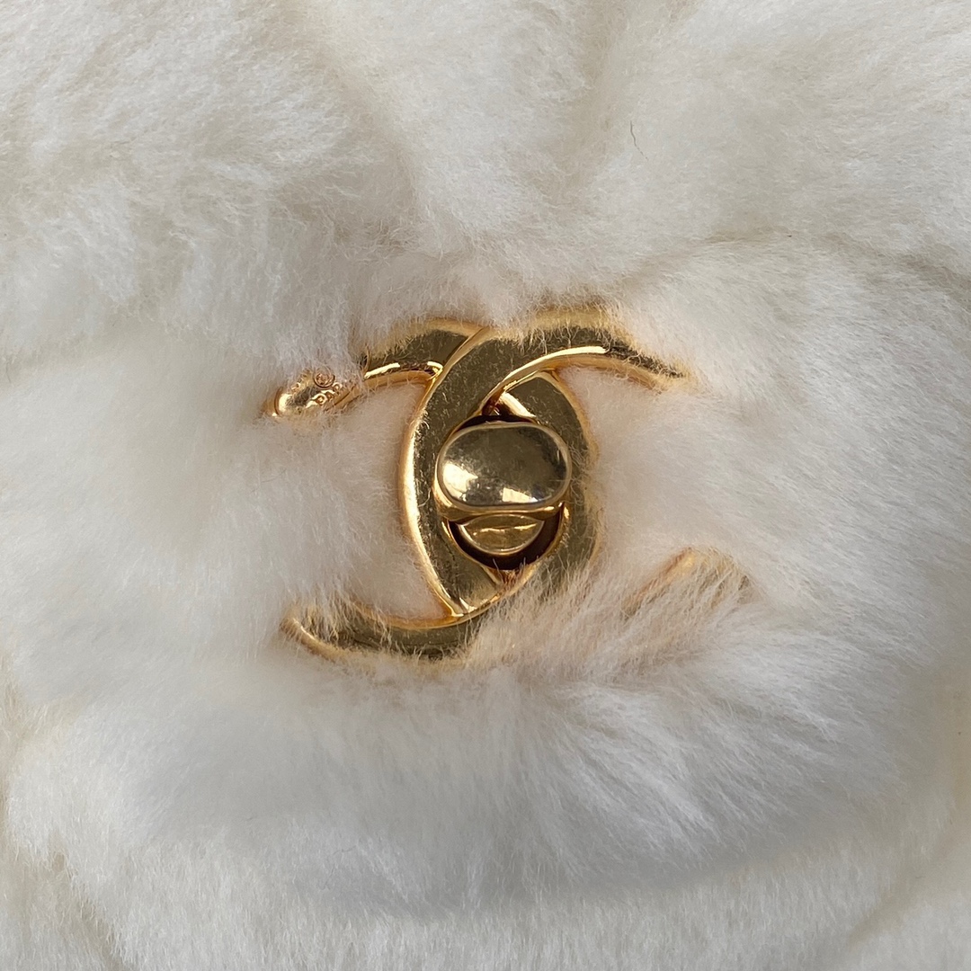 [TOP] CHANEL Classic Flap Bag Wool 15 X 20.5 X 8 cm - White & GHW