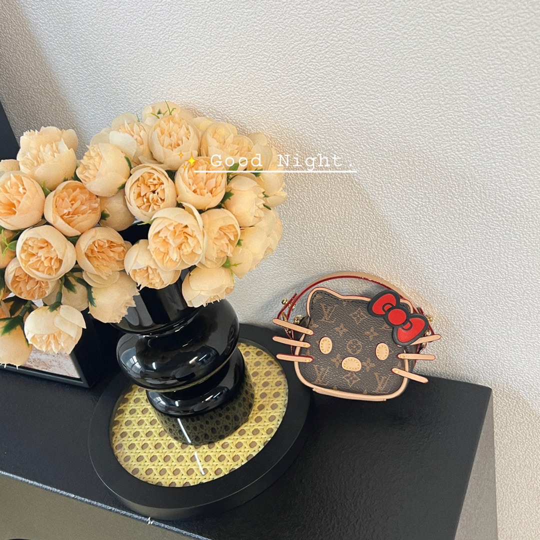 [TOP] Louis Vuitton LV Airpods Hello Kitty Super Mini Bag 10×8×4cm