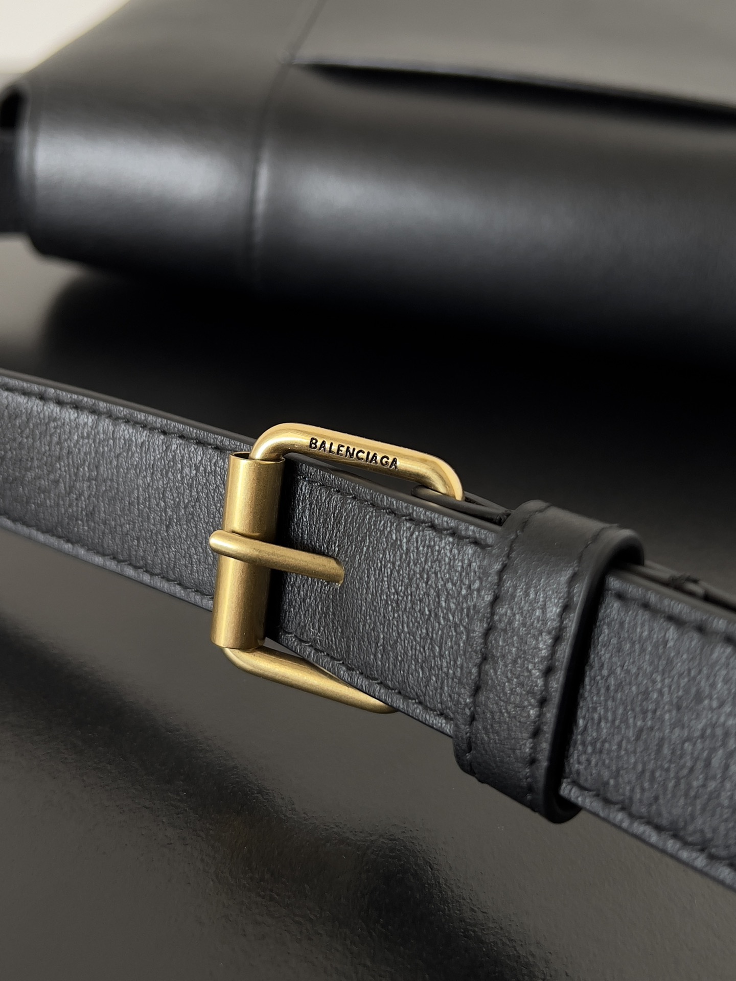 [TOP] BALENCIAGA Top Layer Cowhide Downtown Bag 25.4 x 16.0 x 8.4 cm - Black & GHW