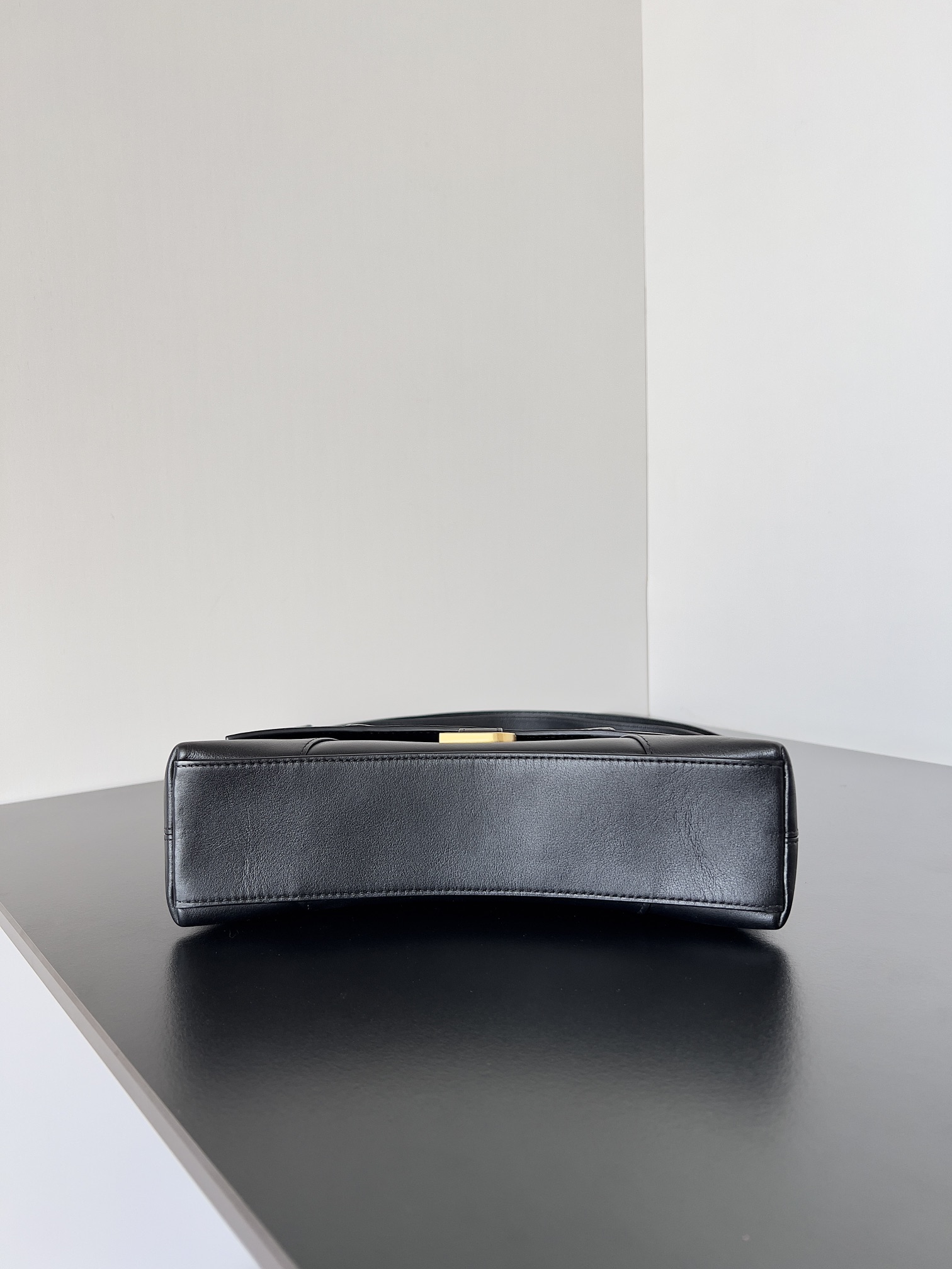 [TOP] BALENCIAGA Top Layer Cowhide Downtown Bag 25.4 x 16.0 x 8.4 cm - Black & GHW