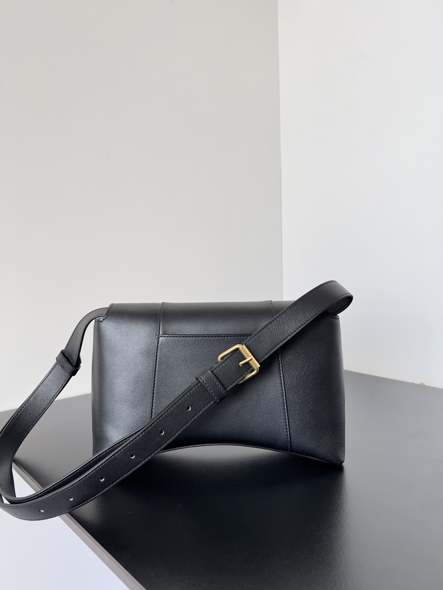 [TOP] BALENCIAGA Top Layer Cowhide Downtown Bag 25.4 x 16.0 x 8.4 cm - Black & GHW