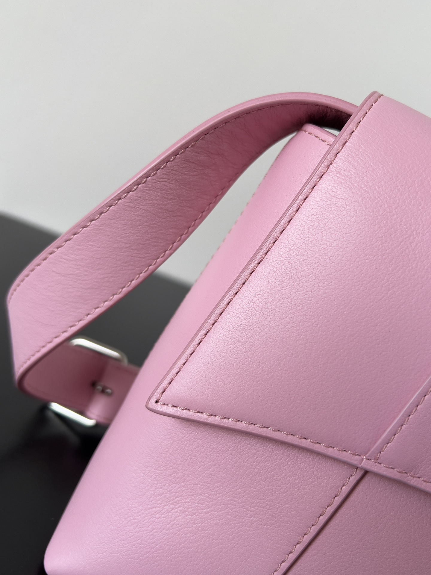 [TOP] BALENCIAGA Top Layer Cowhide Downtown Bag 25.4 x 16.0 x 8.4 cm - Pink & SHW