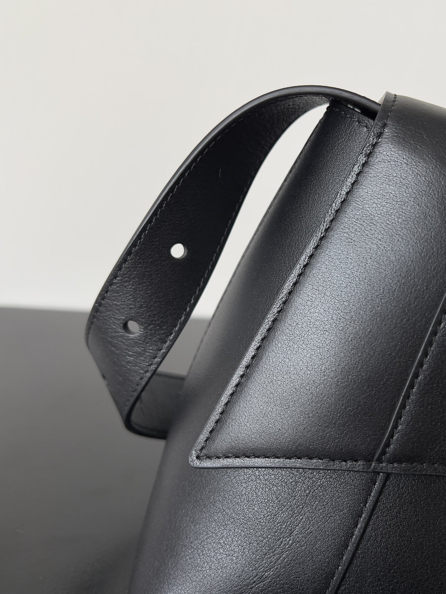 [TOP] BALENCIAGA Top Layer Cowhide Downtown Bag 30.0 x 17.3 x 9.9 cm - Black & GHW