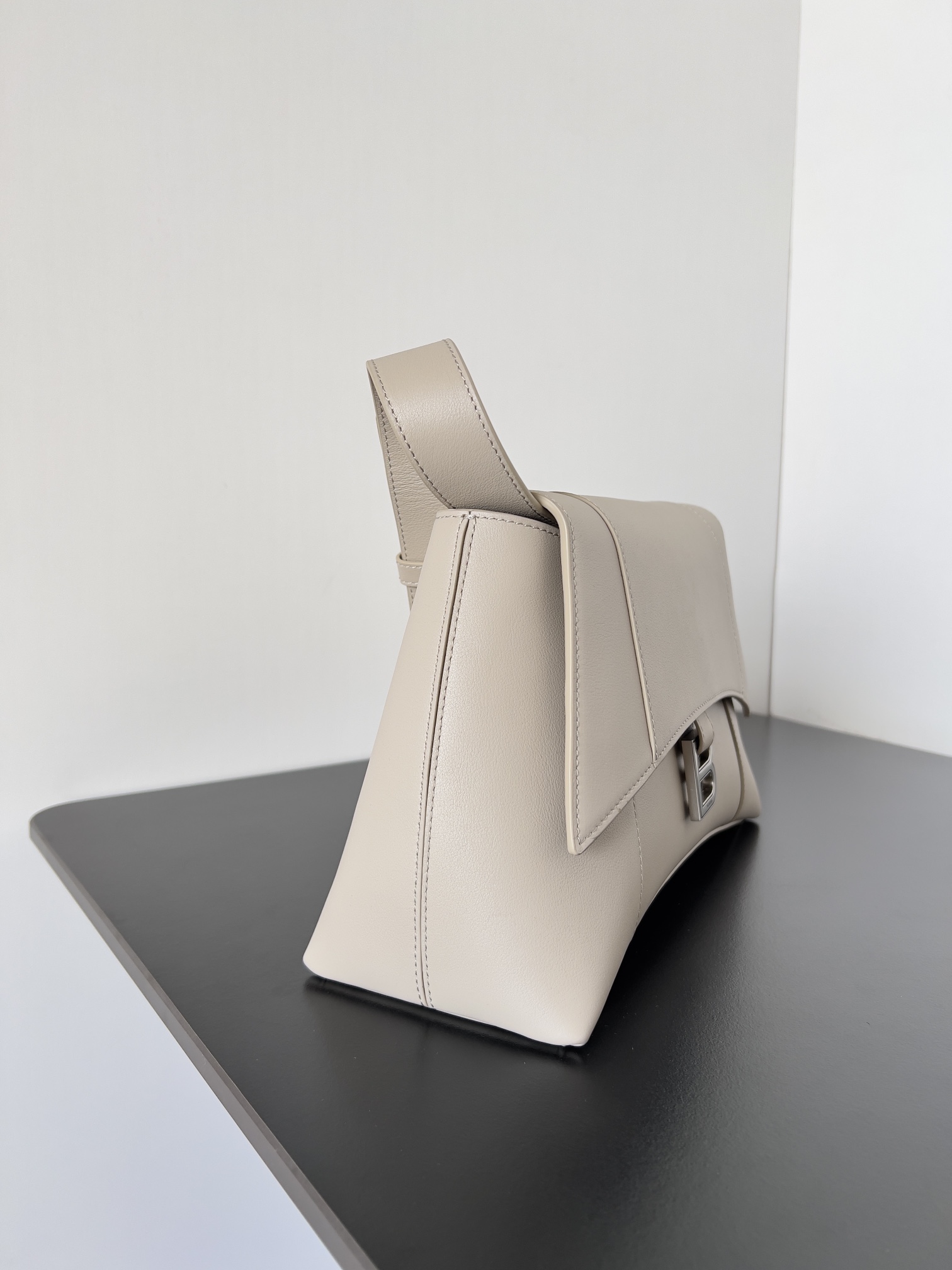 [TOP] BALENCIAGA Top Layer Cowhide Downtown Bag 30.0 x 17.3 x 9.9 cm - Beige & SHW