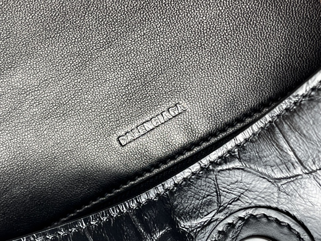 [TOP] BALENCIAGA Crocodile Pattern Downtown Bag 29 x 10 x 18 cm - Black