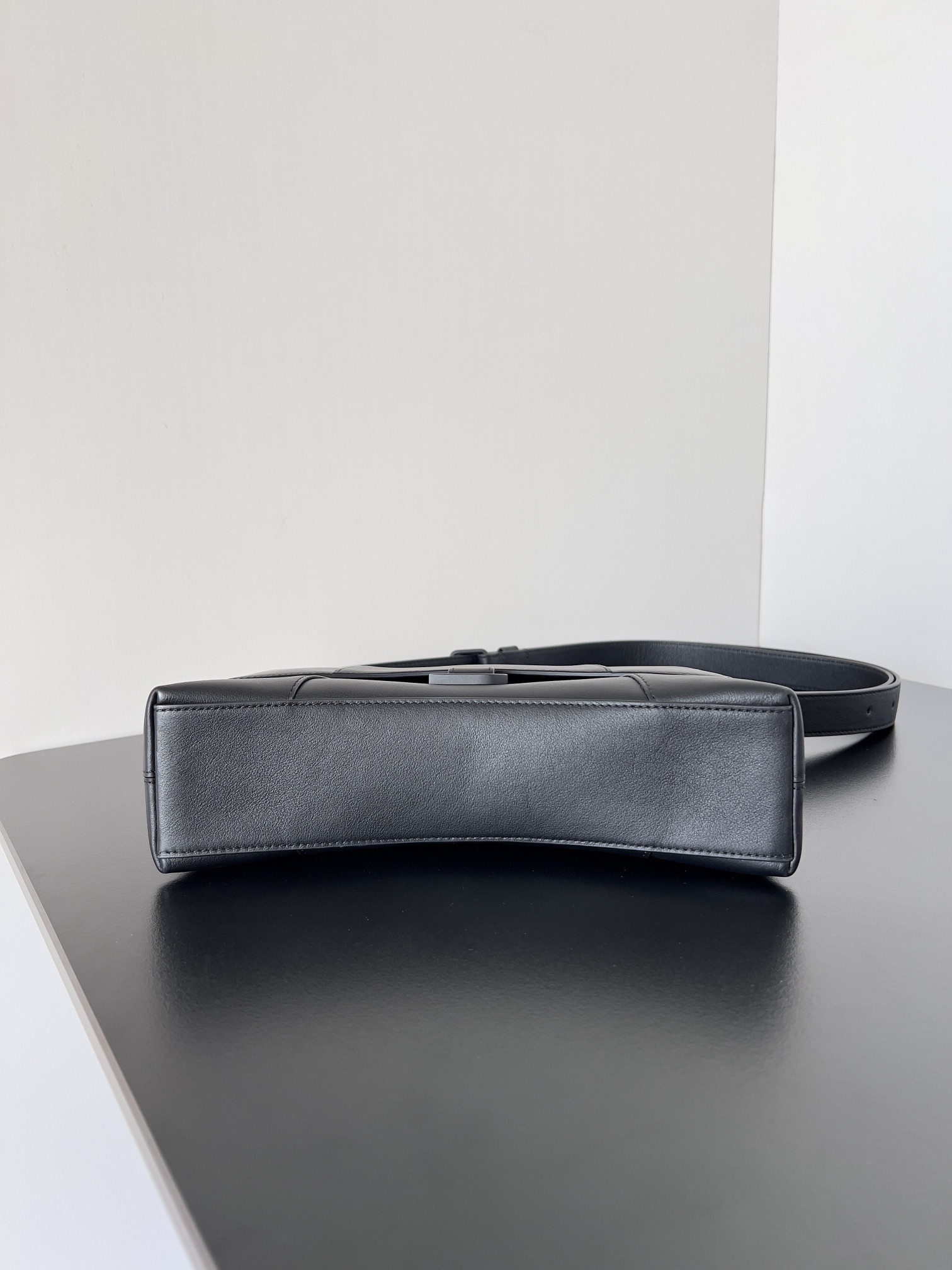 [TOP] BALENCIAGA Top Layer Cowhide Downtown Bag 25.4 x 16.0 x 8.4 cm - Black