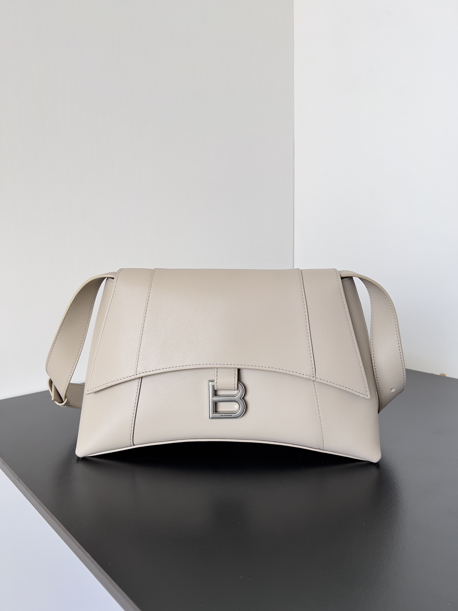 [TOP] BALENCIAGA Top Layer Cowhide Downtown Bag 30.0 x 17.3 x 9.9 cm - Beige & SHW