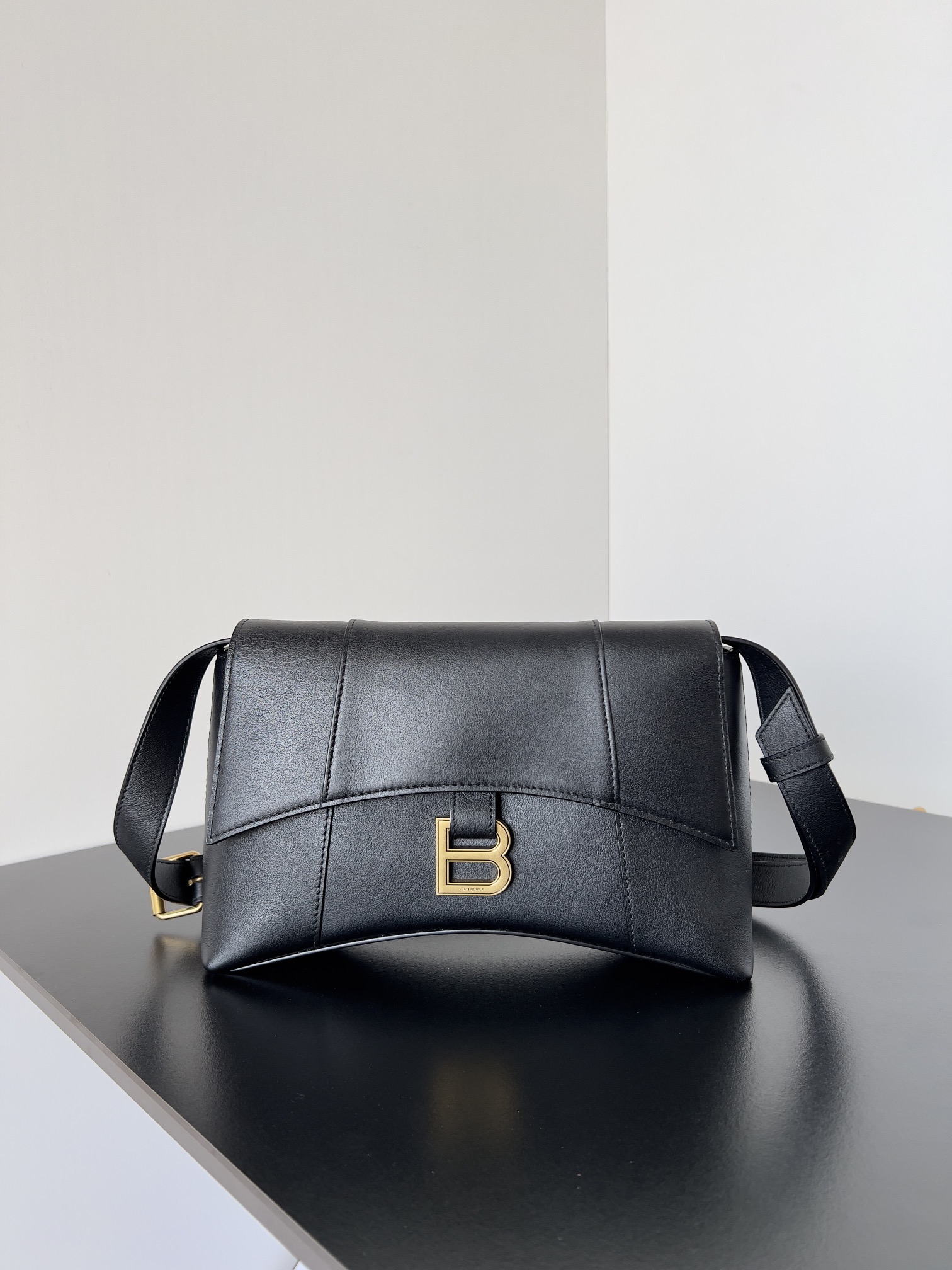 [TOP] BALENCIAGA Top Layer Cowhide Downtown Bag 25.4 x 16.0 x 8.4 cm - Black & GHW