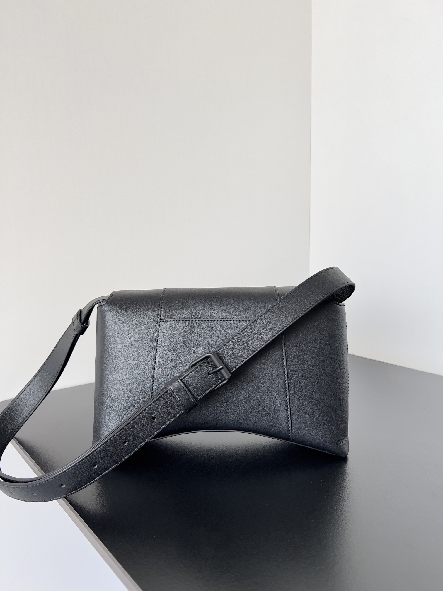 [TOP] BALENCIAGA Top Layer Cowhide Downtown Bag 25.4 x 16.0 x 8.4 cm - Black