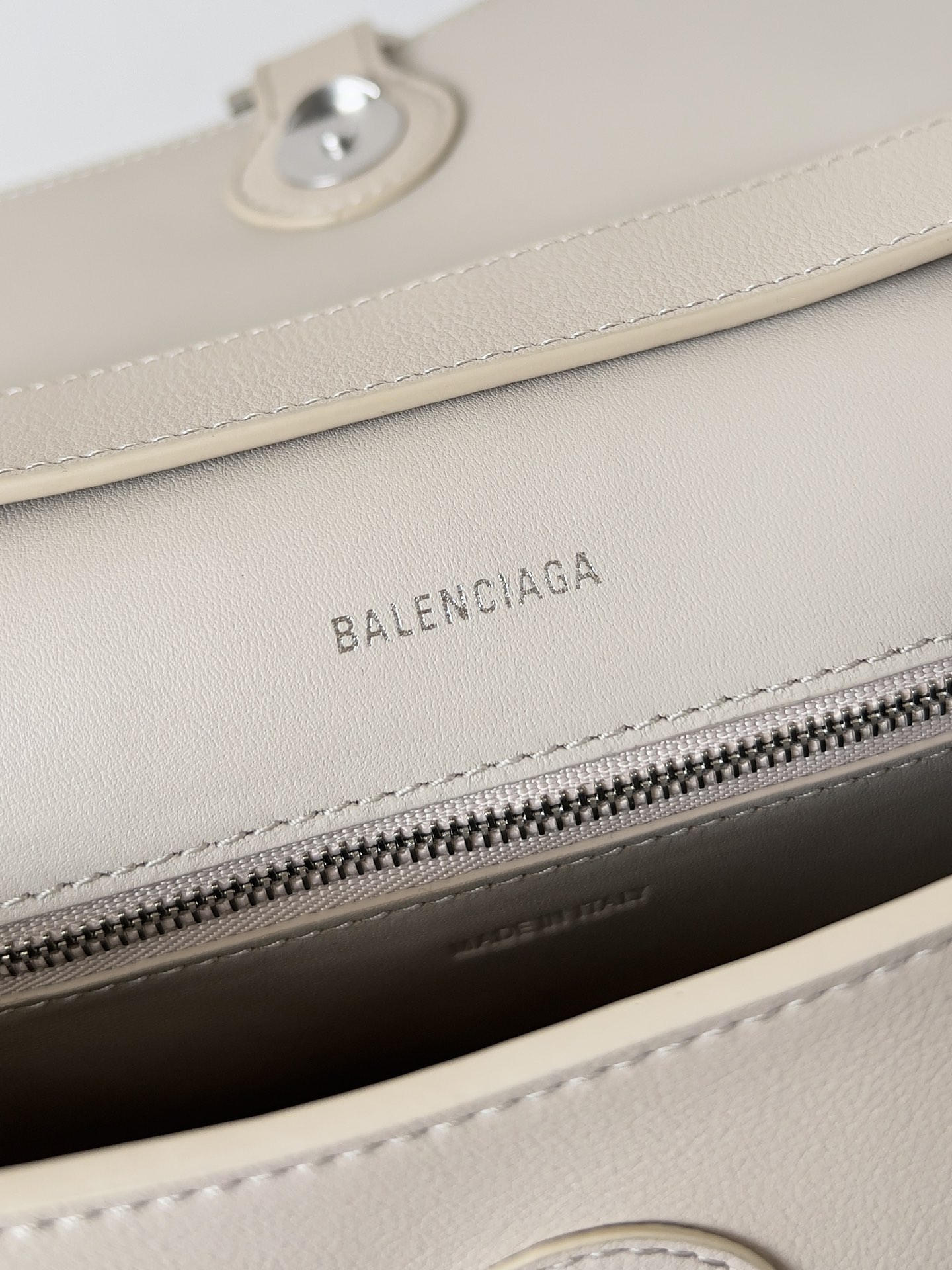 [TOP] BALENCIAGA Top Layer Cowhide Downtown Bag 30.0 x 17.3 x 9.9 cm - Beige & SHW