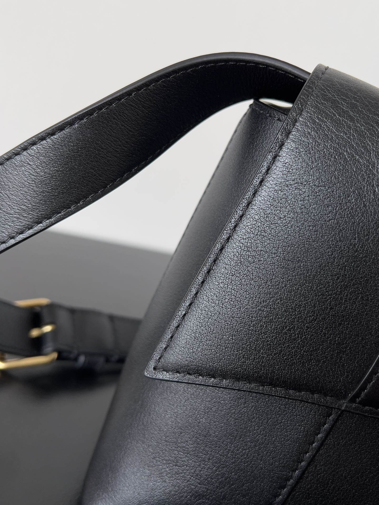 [TOP] BALENCIAGA Top Layer Cowhide Downtown Bag 25.4 x 16.0 x 8.4 cm - Black & GHW