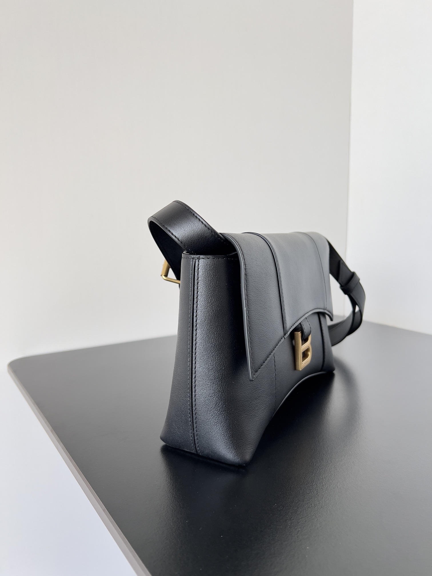 [TOP] BALENCIAGA Top Layer Cowhide Downtown Bag 25.4 x 16.0 x 8.4 cm - Black & GHW