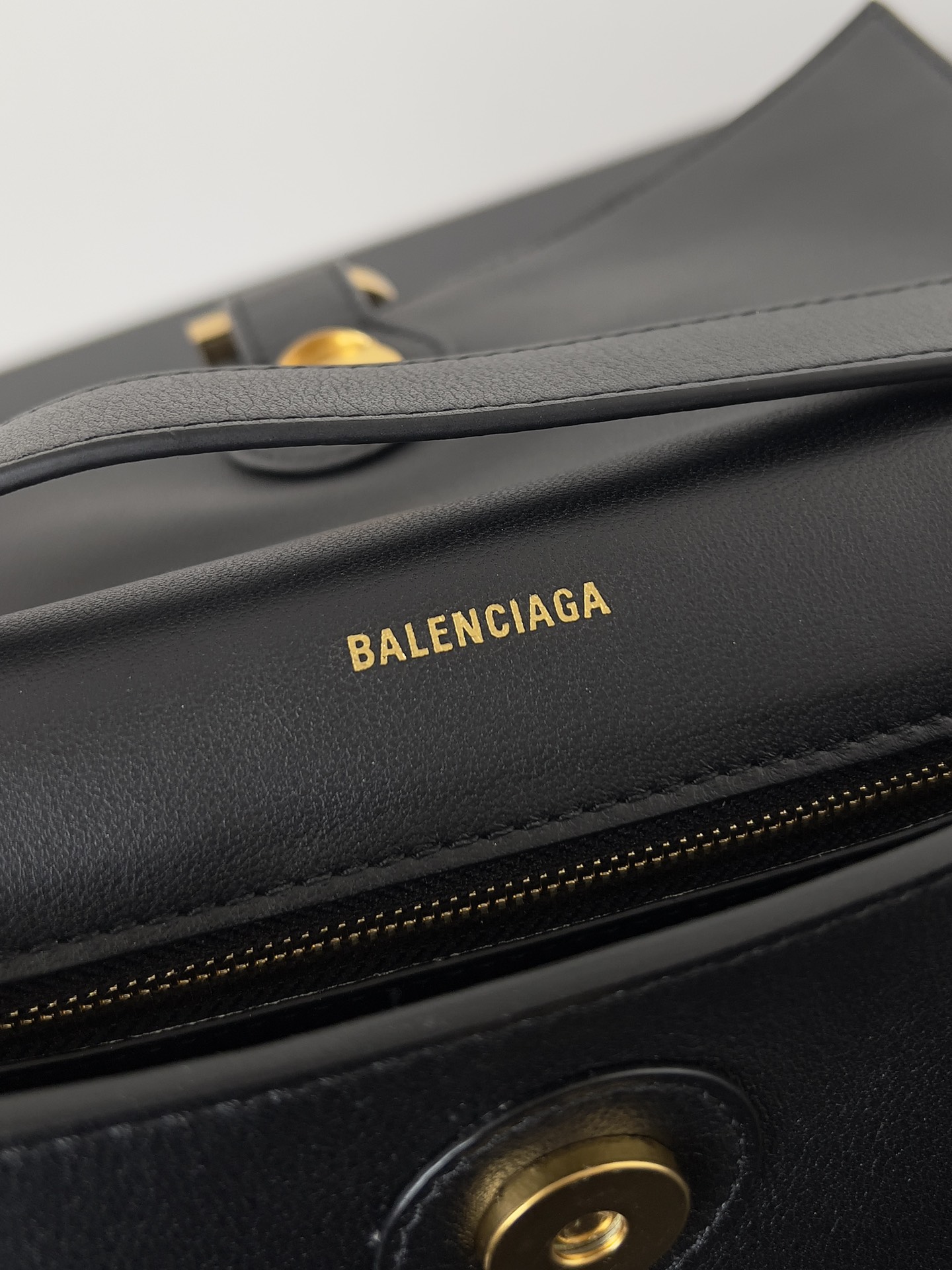 [TOP] BALENCIAGA Top Layer Cowhide Downtown Bag 25.4 x 16.0 x 8.4 cm - Black & GHW