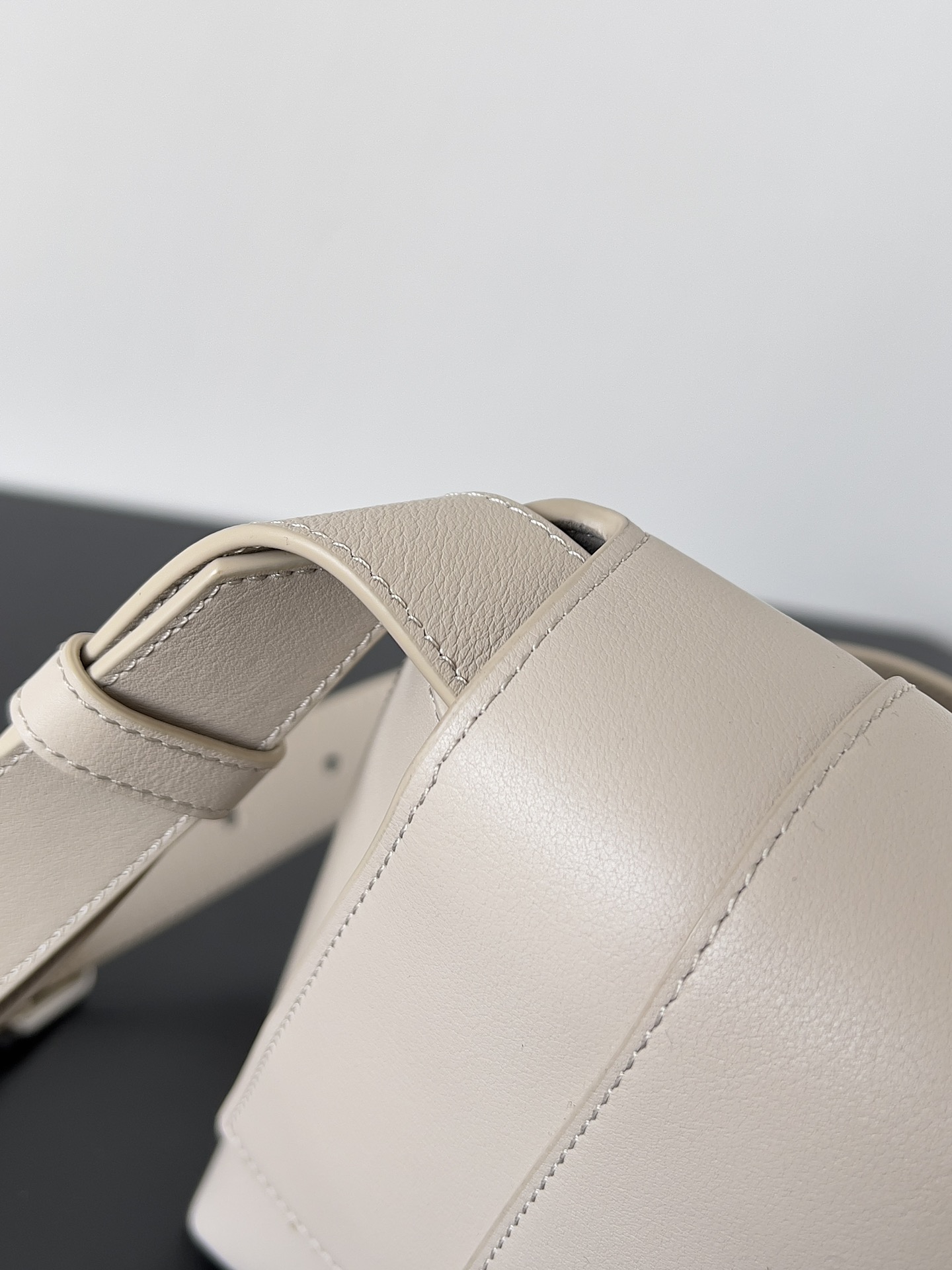 [TOP] BALENCIAGA Top Layer Cowhide Downtown Bag 30.0 x 17.3 x 9.9 cm - Beige & SHW