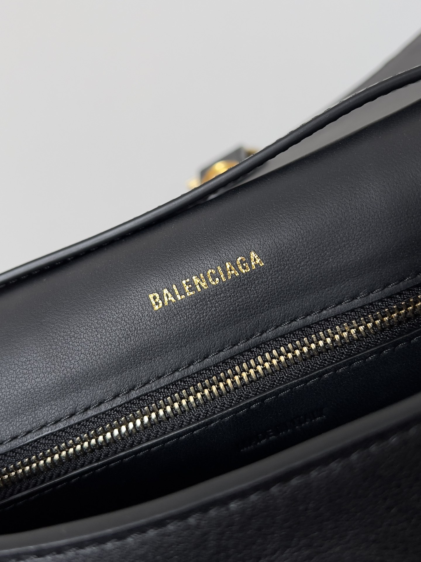 [TOP] BALENCIAGA Top Layer Cowhide Downtown Bag 30.0 x 17.3 x 9.9 cm - Black & GHW
