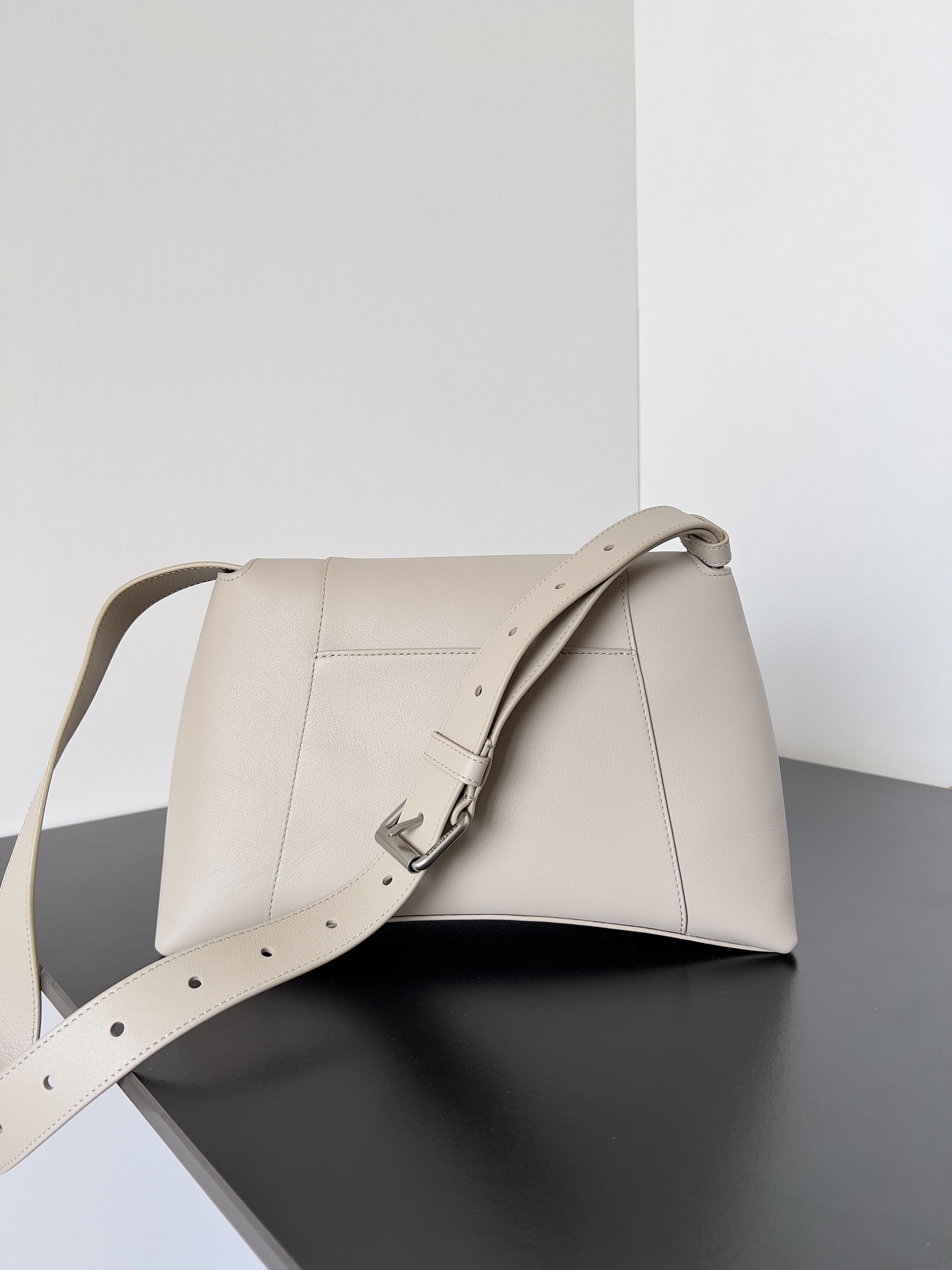 [TOP] BALENCIAGA Top Layer Cowhide Downtown Bag 30.0 x 17.3 x 9.9 cm - Beige & SHW