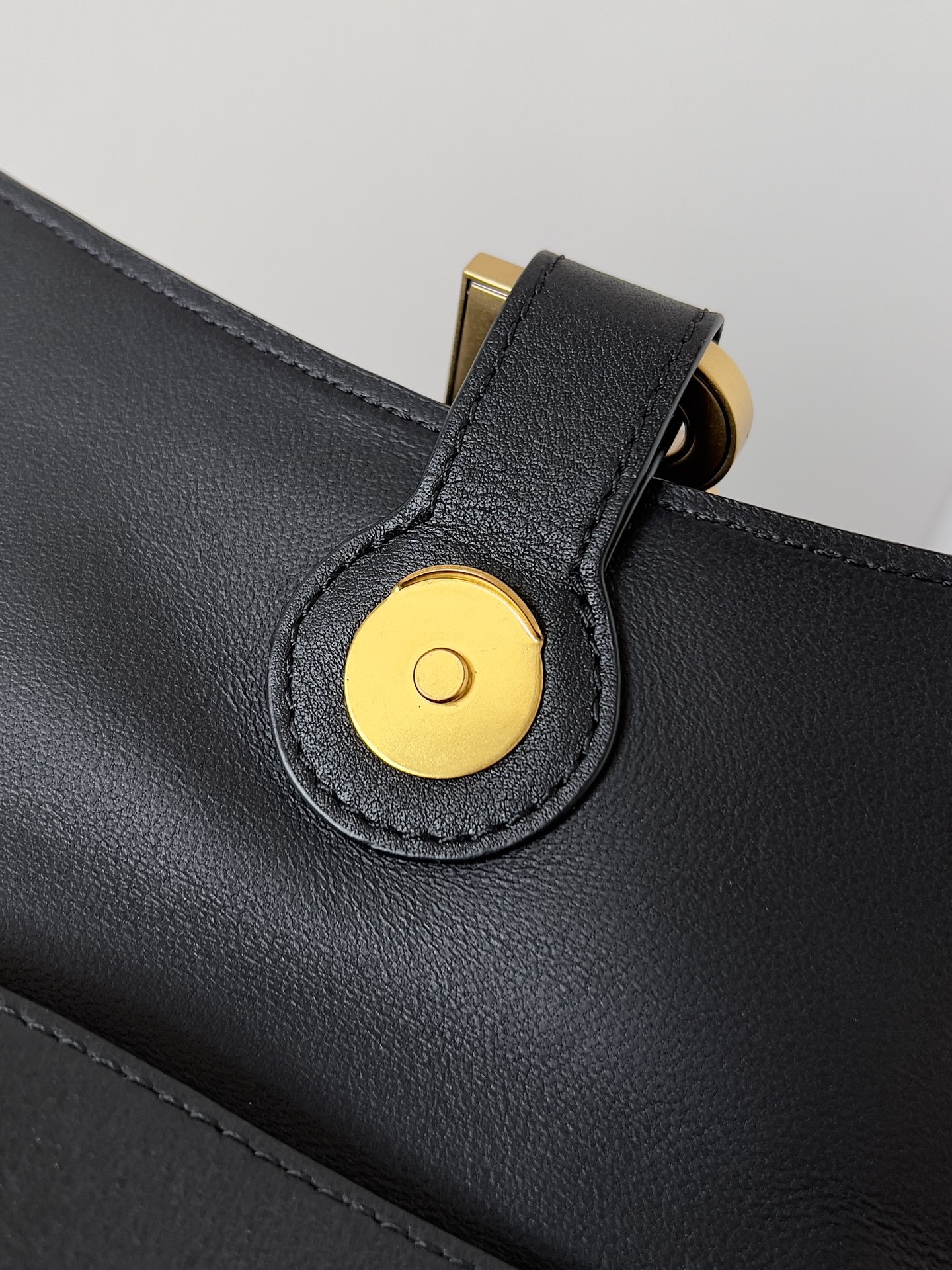 [TOP] BALENCIAGA Top Layer Cowhide Downtown Bag 25.4 x 16.0 x 8.4 cm - Black & GHW