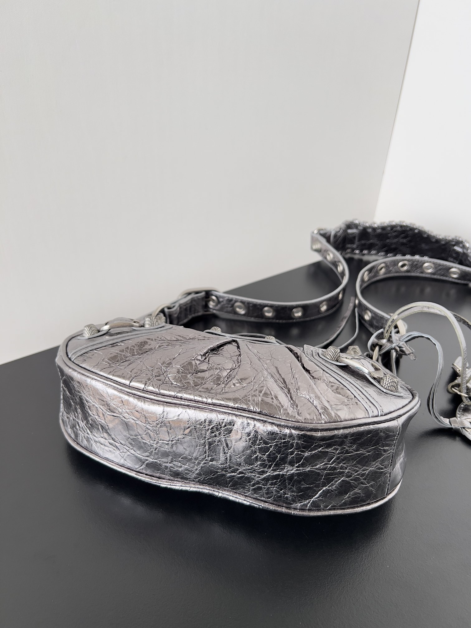 [TOP] BALENCIAGA Le Cagole Bag 25.9 x 16.0 x 9.9  cm - Silver