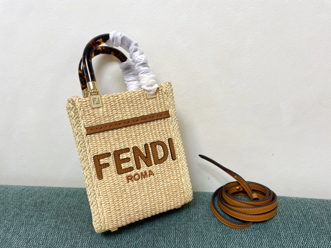 [TOP] FENDI  Mini Straw Sunshine Bag