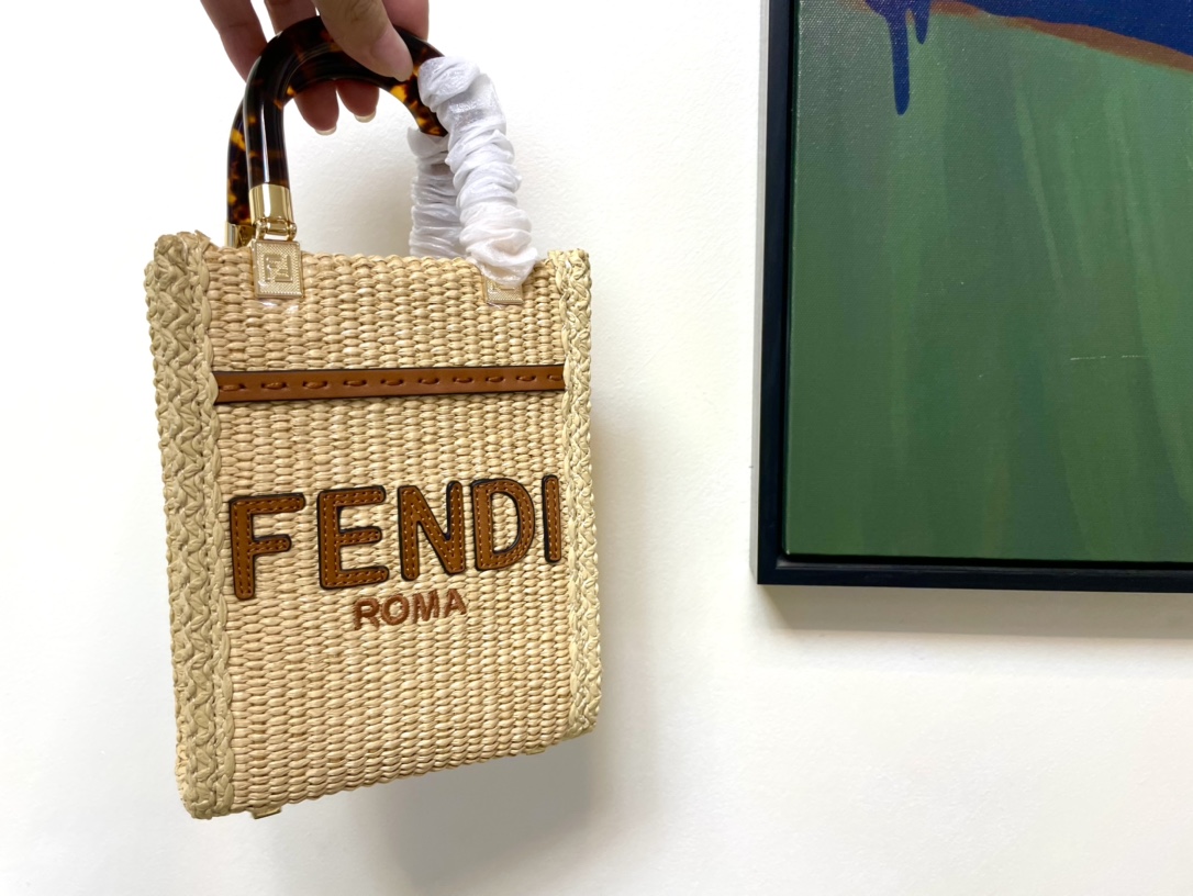 [TOP] FENDI  Mini Straw Sunshine Bag