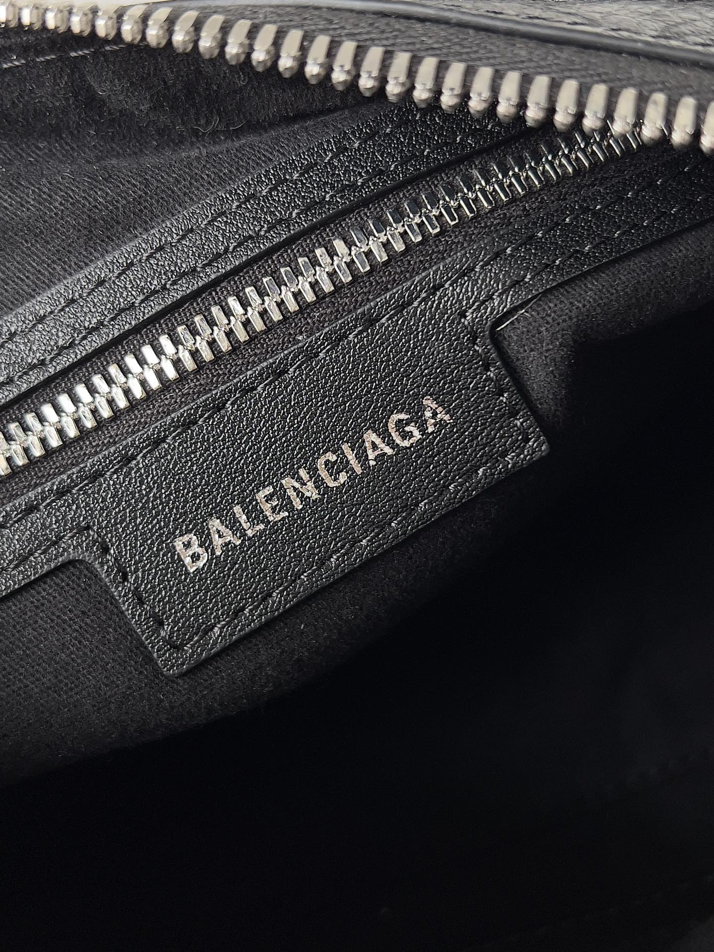 [TOP] BALENCIAGA Mini Duffle Bag 19.8 x 14 x 11.9 cm - Black