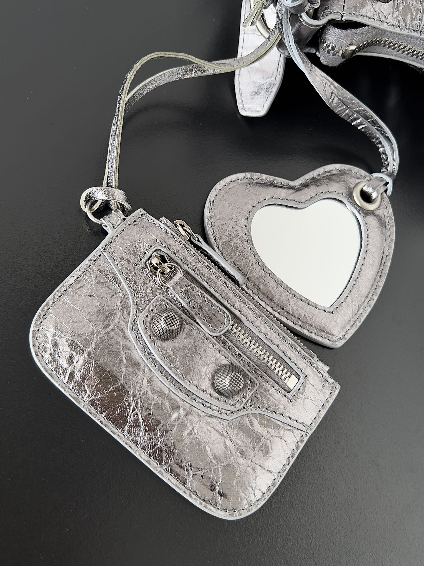 [TOP] BALENCIAGA Le Cagole Bag 25.9 x 16.0 x 9.9  cm - Silver