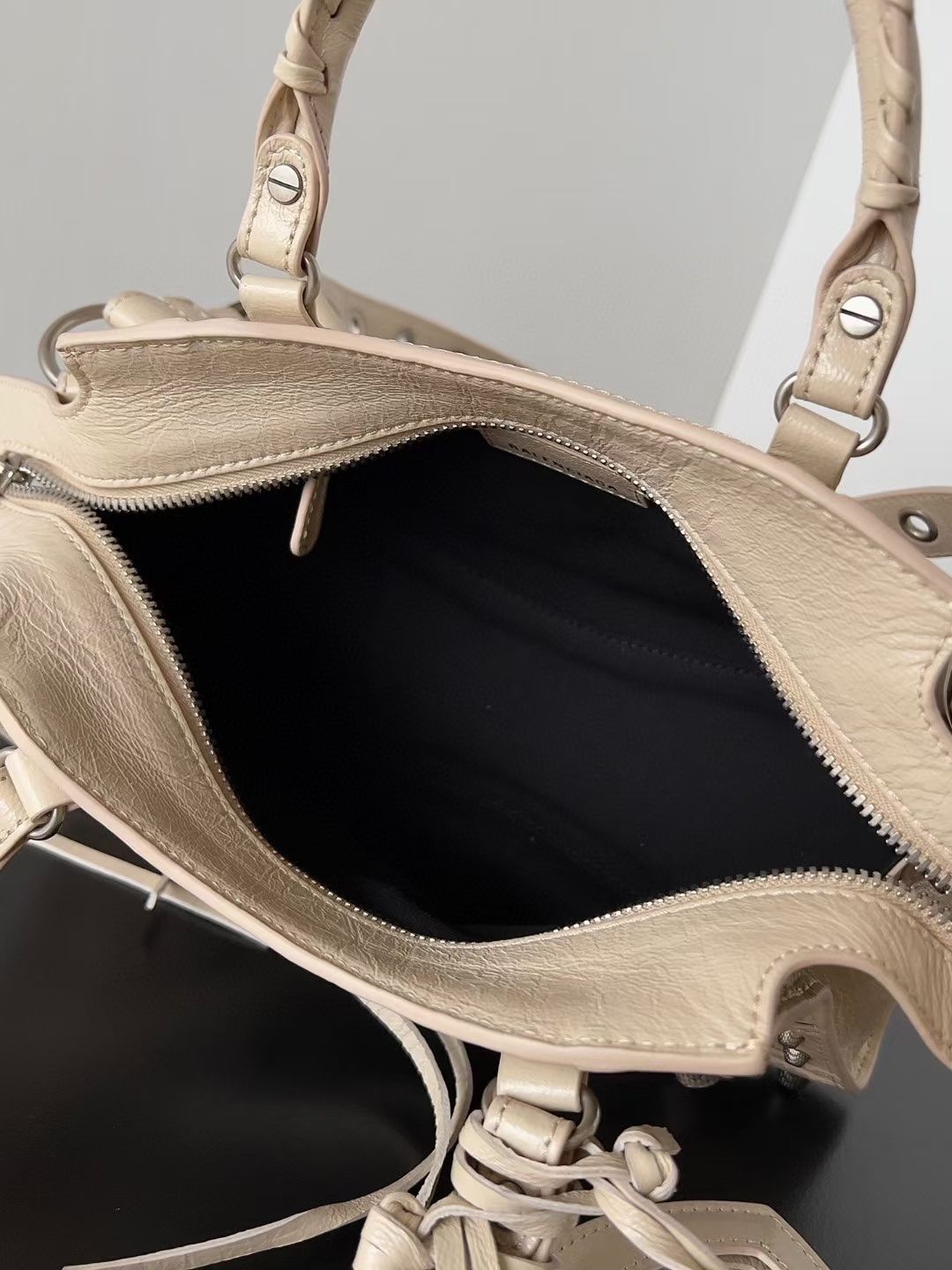 [TOP] BALENCIAGA Classic XS Neo City Bag 25.9 X 17.8 X 11.4 cm - Beige