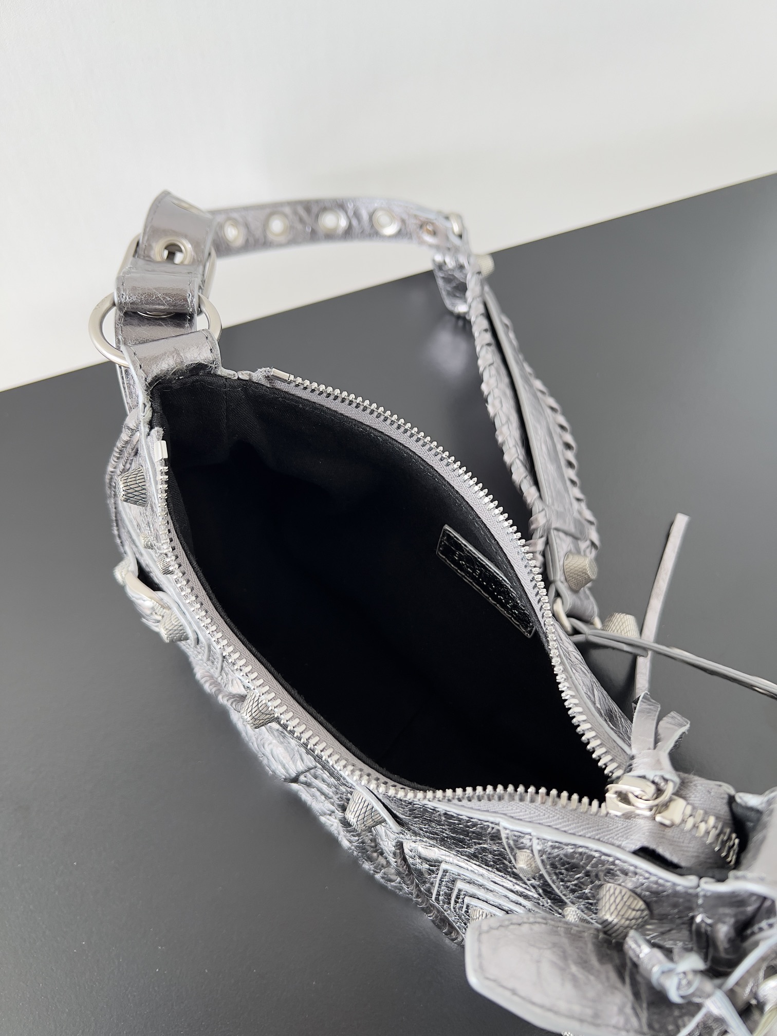 [TOP] BALENCIAGA Le Cagole Bag 25.9 x 16.0 x 9.9  cm - Silver