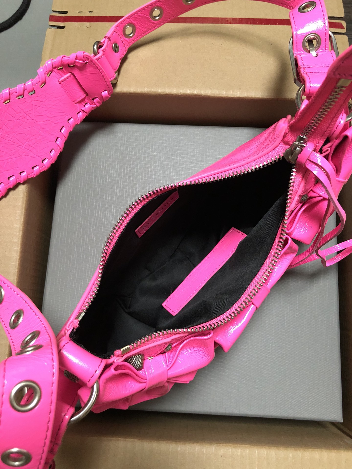 [TOP] BALENCIAGA Le Cagole XS Bag 26 x 16 x 10 cm - Rose Red with Bow Tie