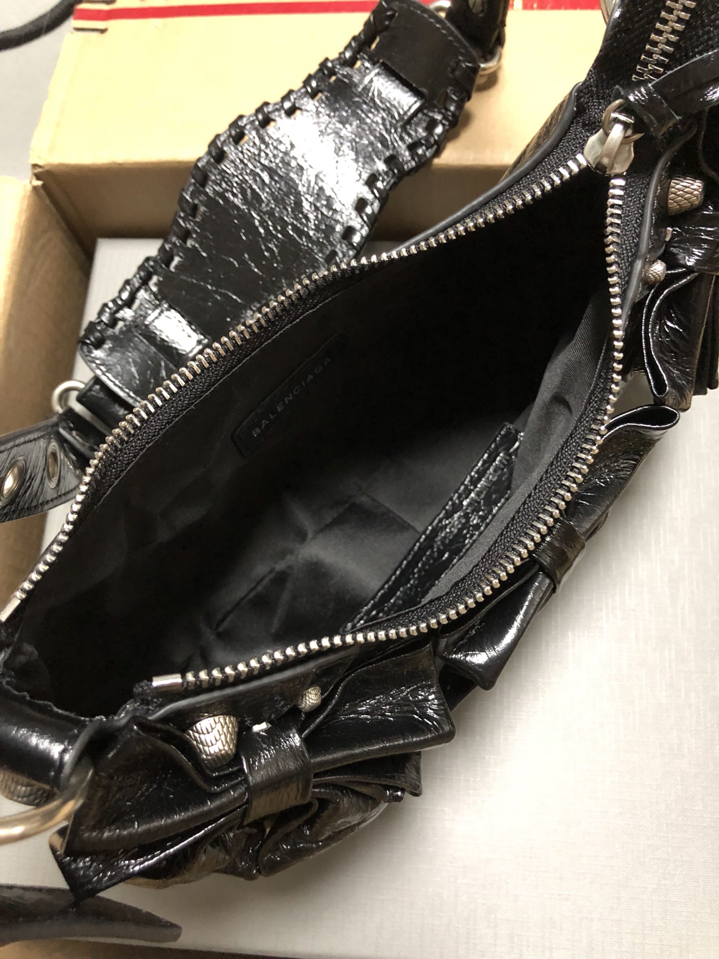 [TOP] BALENCIAGA Le Cagole XS Bag 26 x 16 x 10 cm - Black with Bow Tie