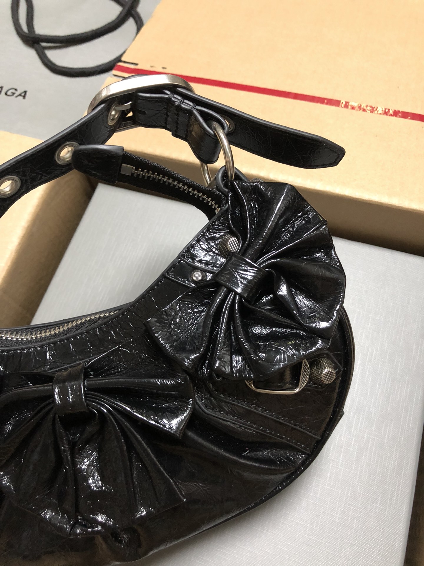 [TOP] BALENCIAGA Le Cagole XS Bag 26 x 16 x 10 cm - Black with Bow Tie