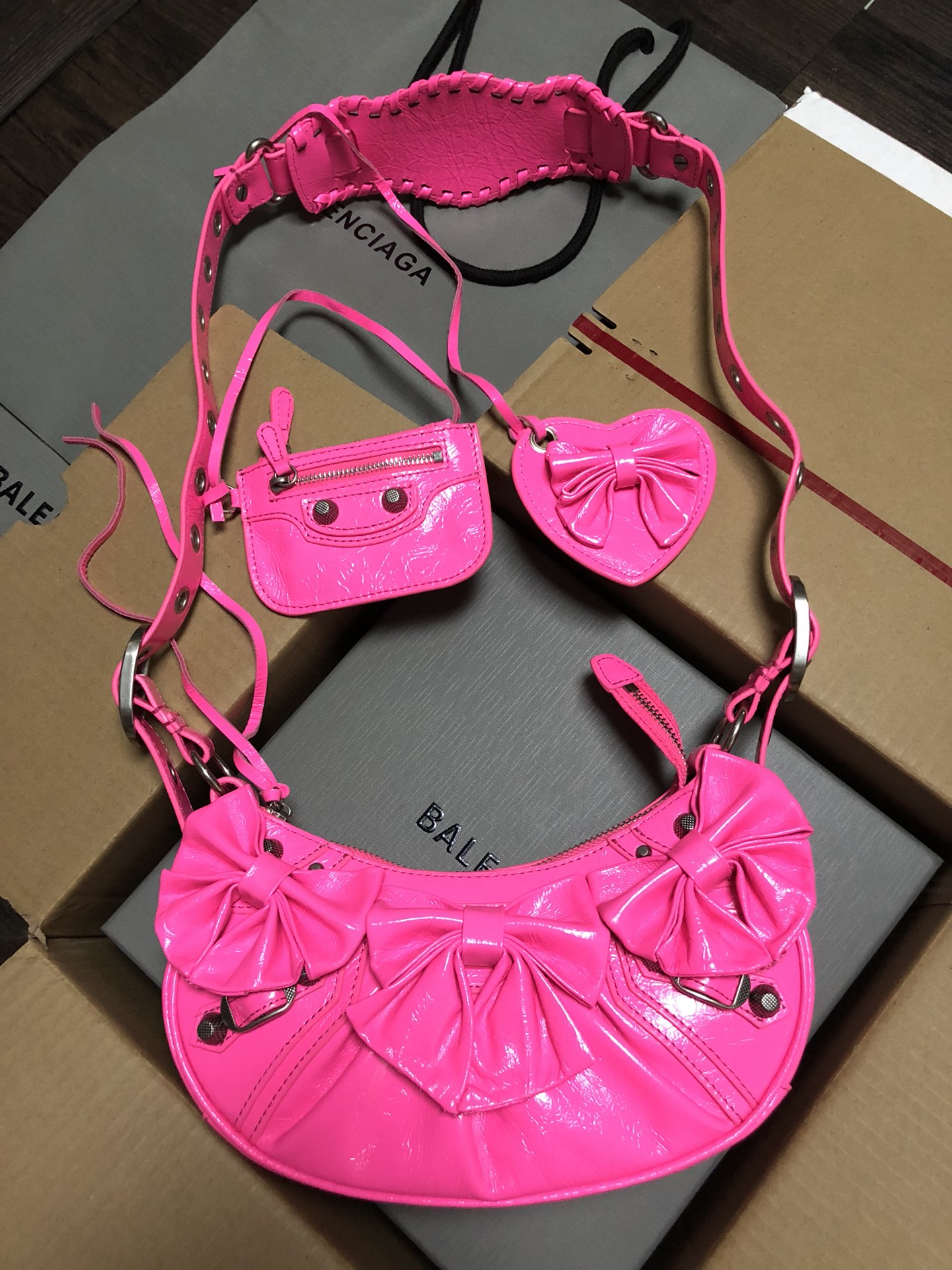 [TOP] BALENCIAGA Le Cagole XS Bag 26 x 16 x 10 cm - Rose Red with Bow Tie