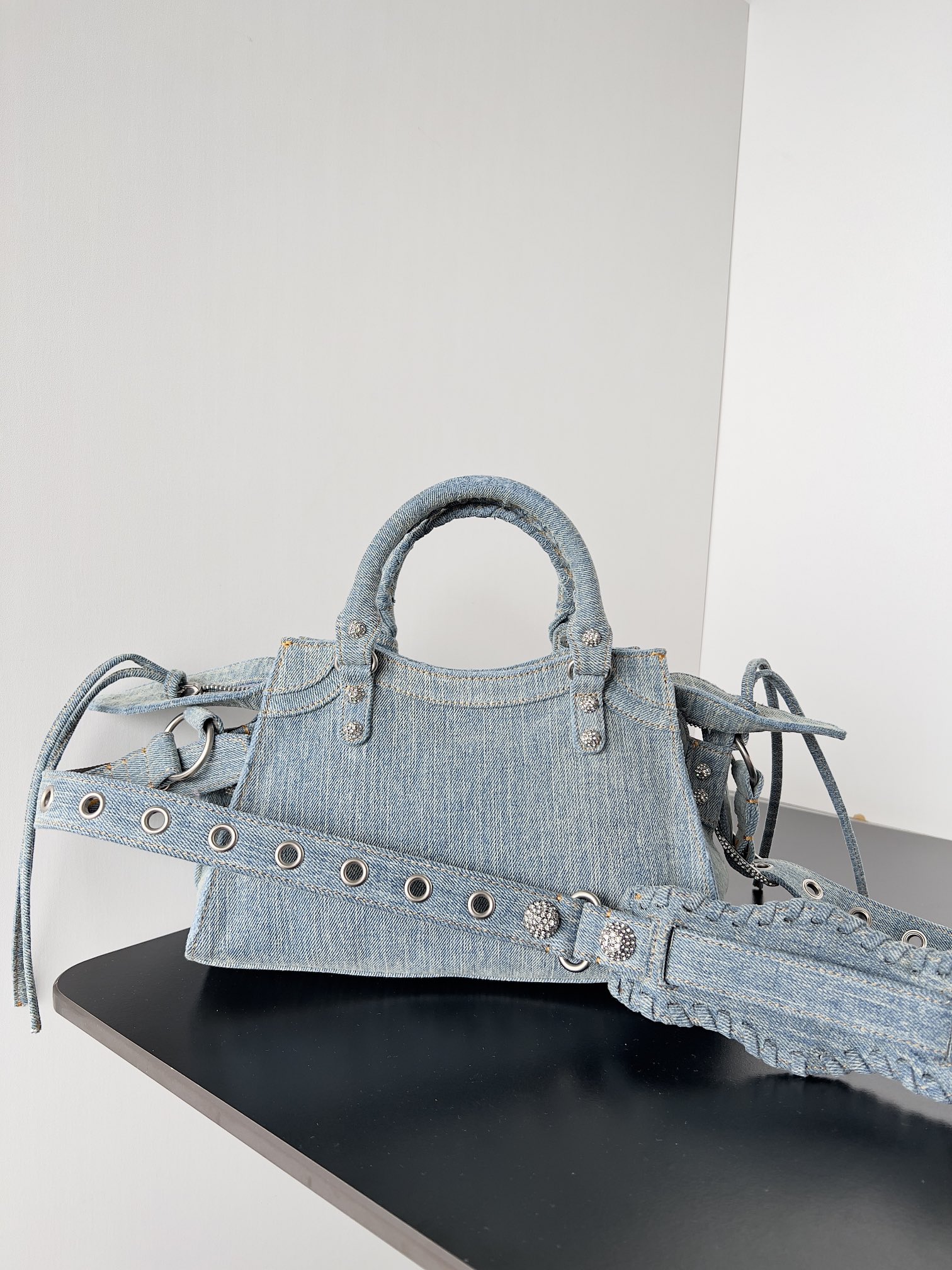 [TOP] BALENCIAGA Neo Classic XS City Bag 26 x 18 x 13 cm - Washed Frayed Denim