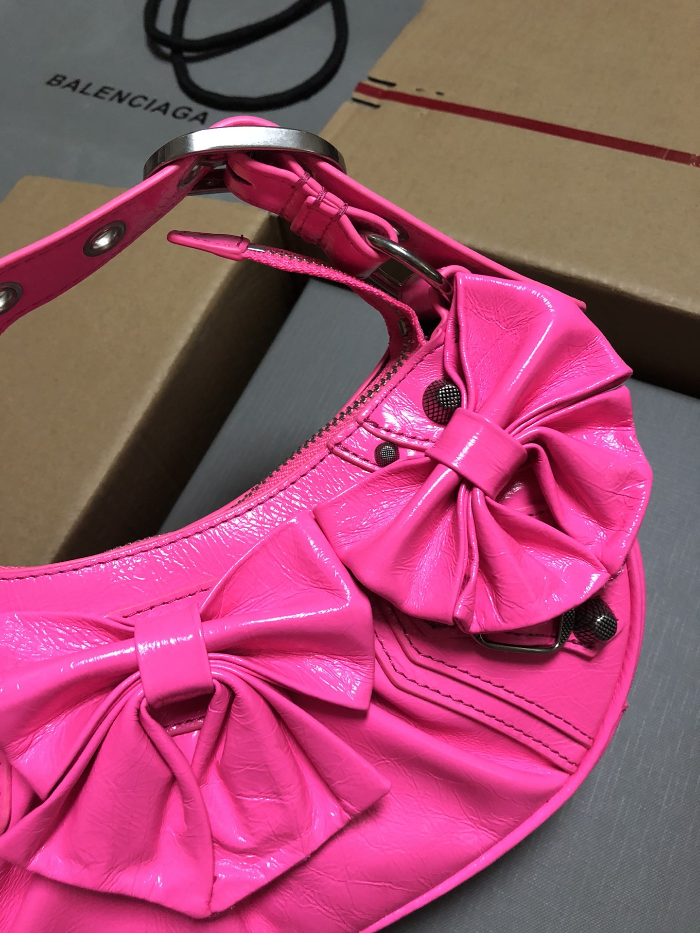 [TOP] BALENCIAGA Le Cagole XS Bag 26 x 16 x 10 cm - Rose Red with Bow Tie