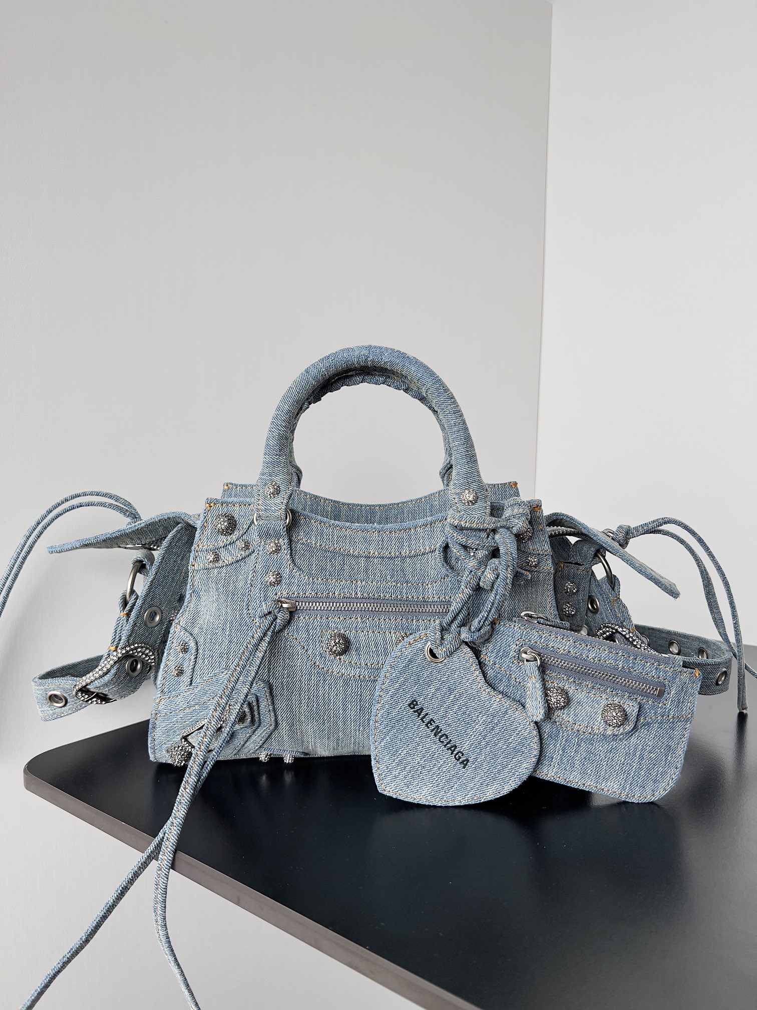 [TOP] BALENCIAGA Neo Classic XS City Bag 26 x 18 x 13 cm - Washed Frayed Denim