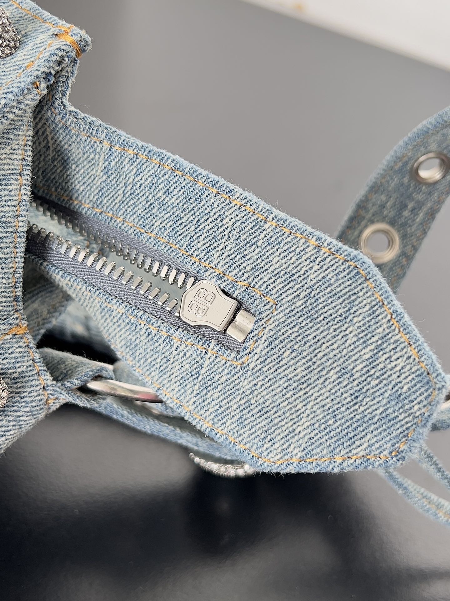 [TOP] BALENCIAGA Neo Classic XS City Bag 26 x 18 x 13 cm - Washed Frayed Denim