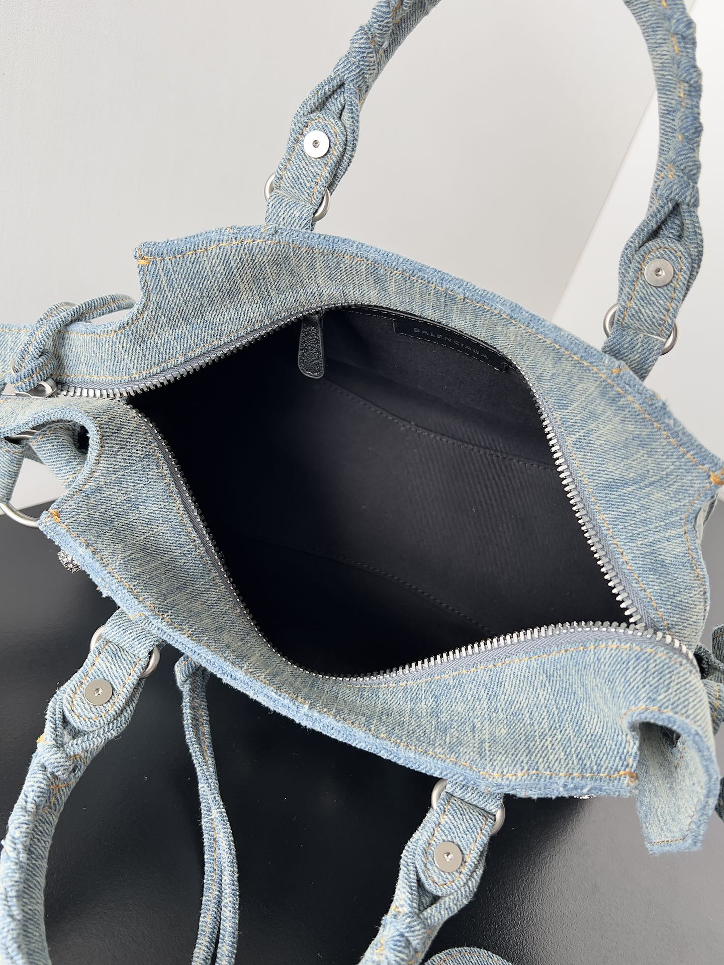 [TOP] BALENCIAGA Neo Classic XS City Bag 26 x 18 x 13 cm - Washed Frayed Denim