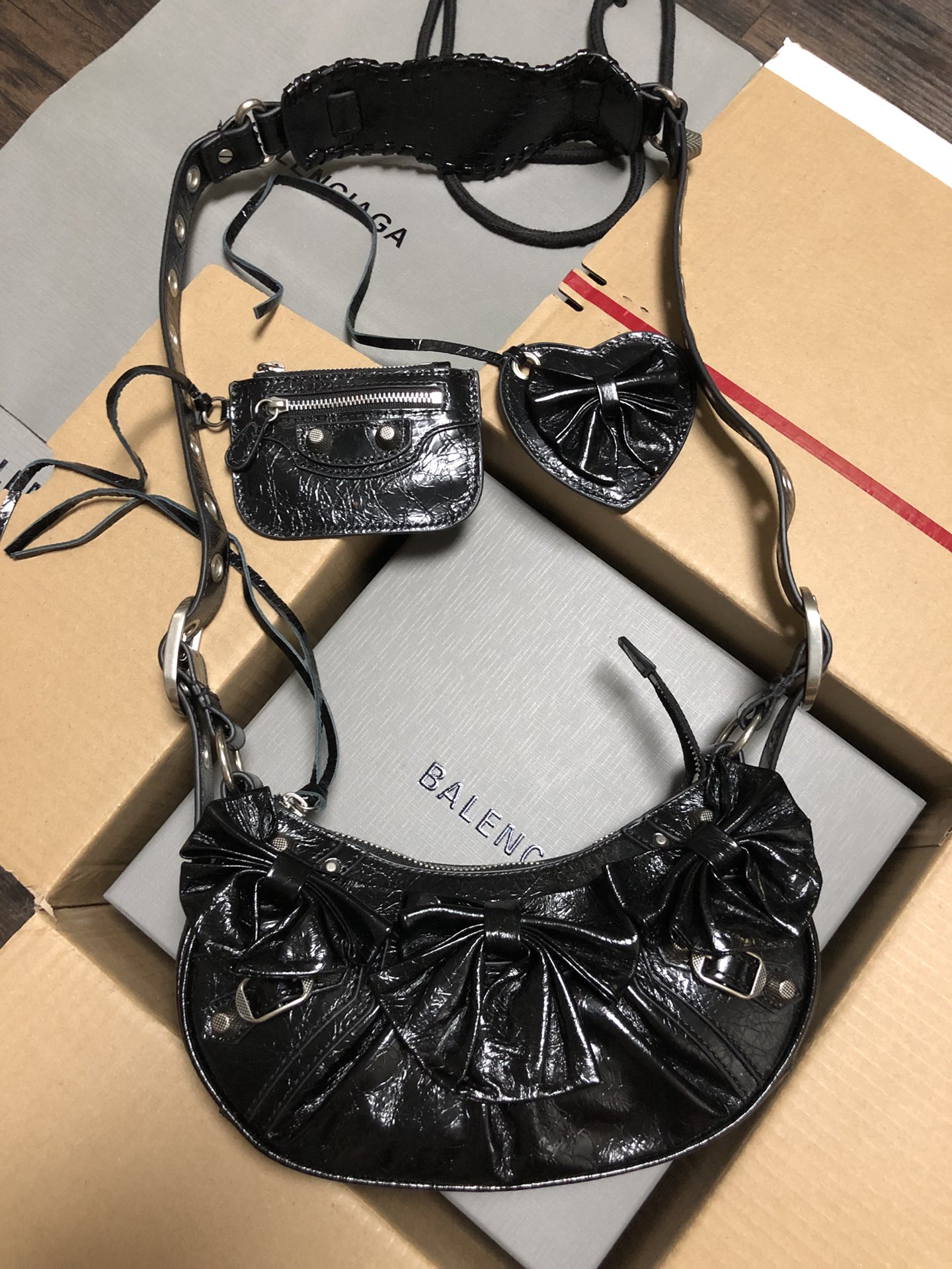 [TOP] BALENCIAGA Le Cagole XS Bag 26 x 16 x 10 cm - Black with Bow Tie